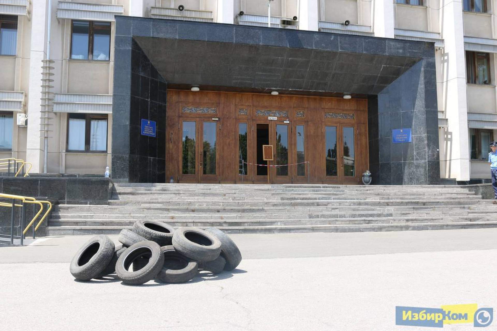 Сессия областного совета: шины, камуфляж и фото на память