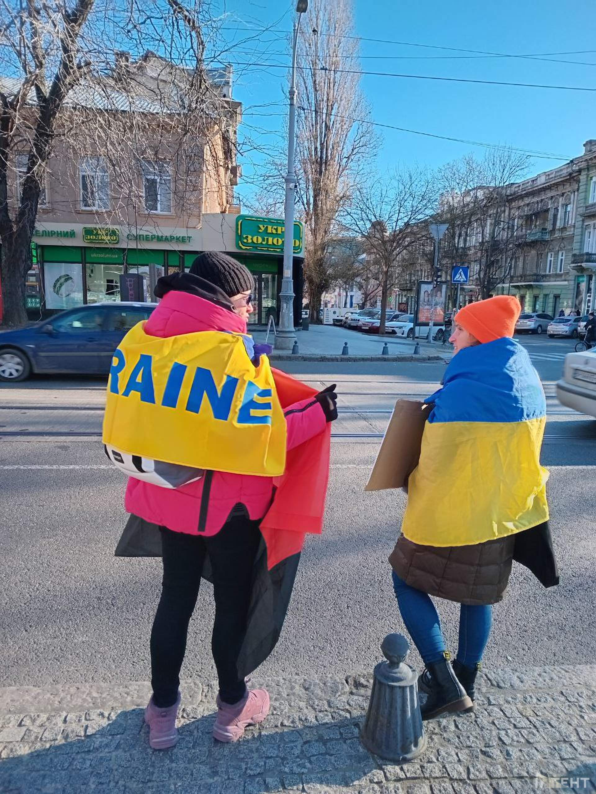Фронт наближається: в Одесі протестуючи проти недоречних закупівель стояли вздовж вулиці