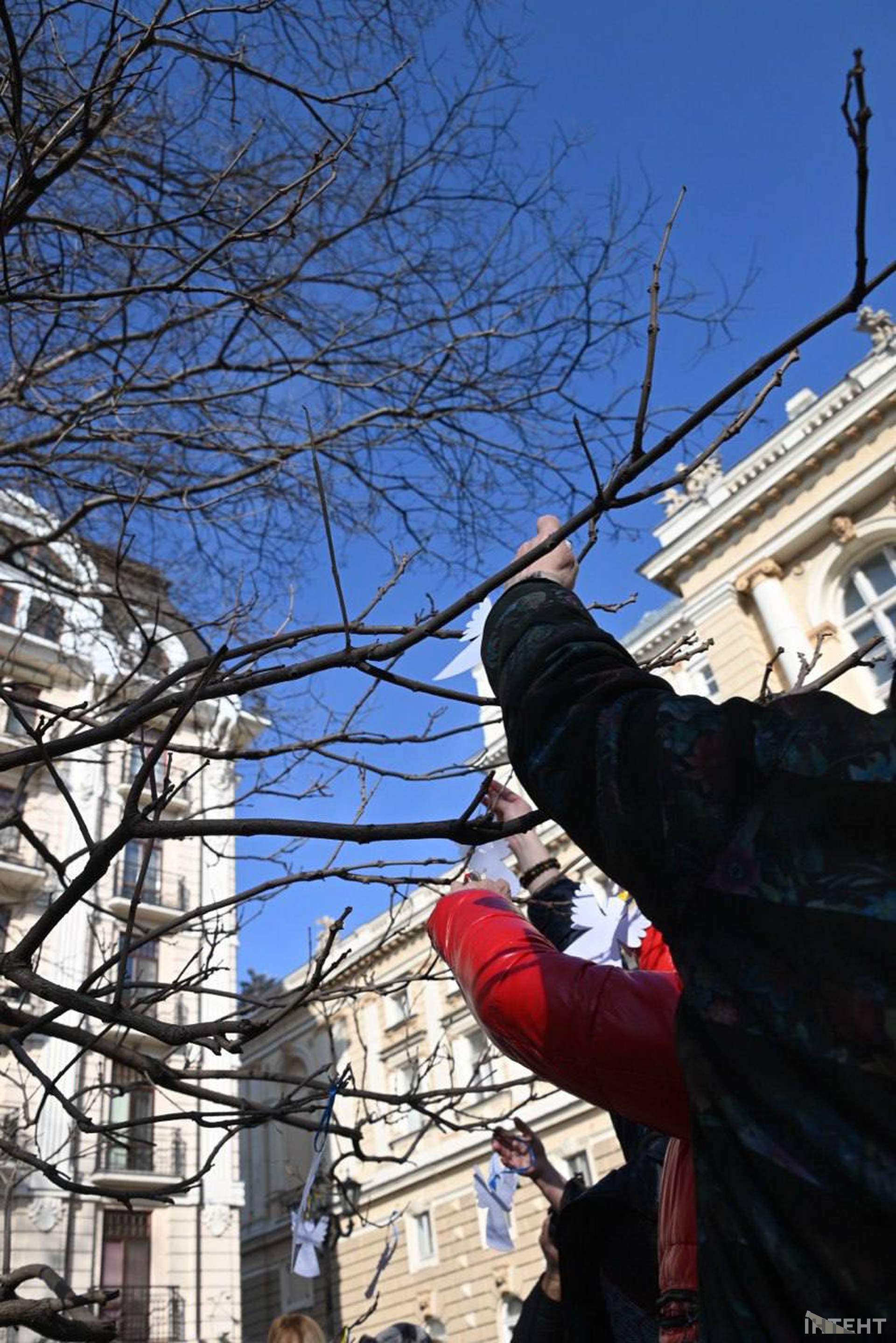 В Одесі вшанували пам'ять вбитих росіянами у драмтеатрі Маріуполя