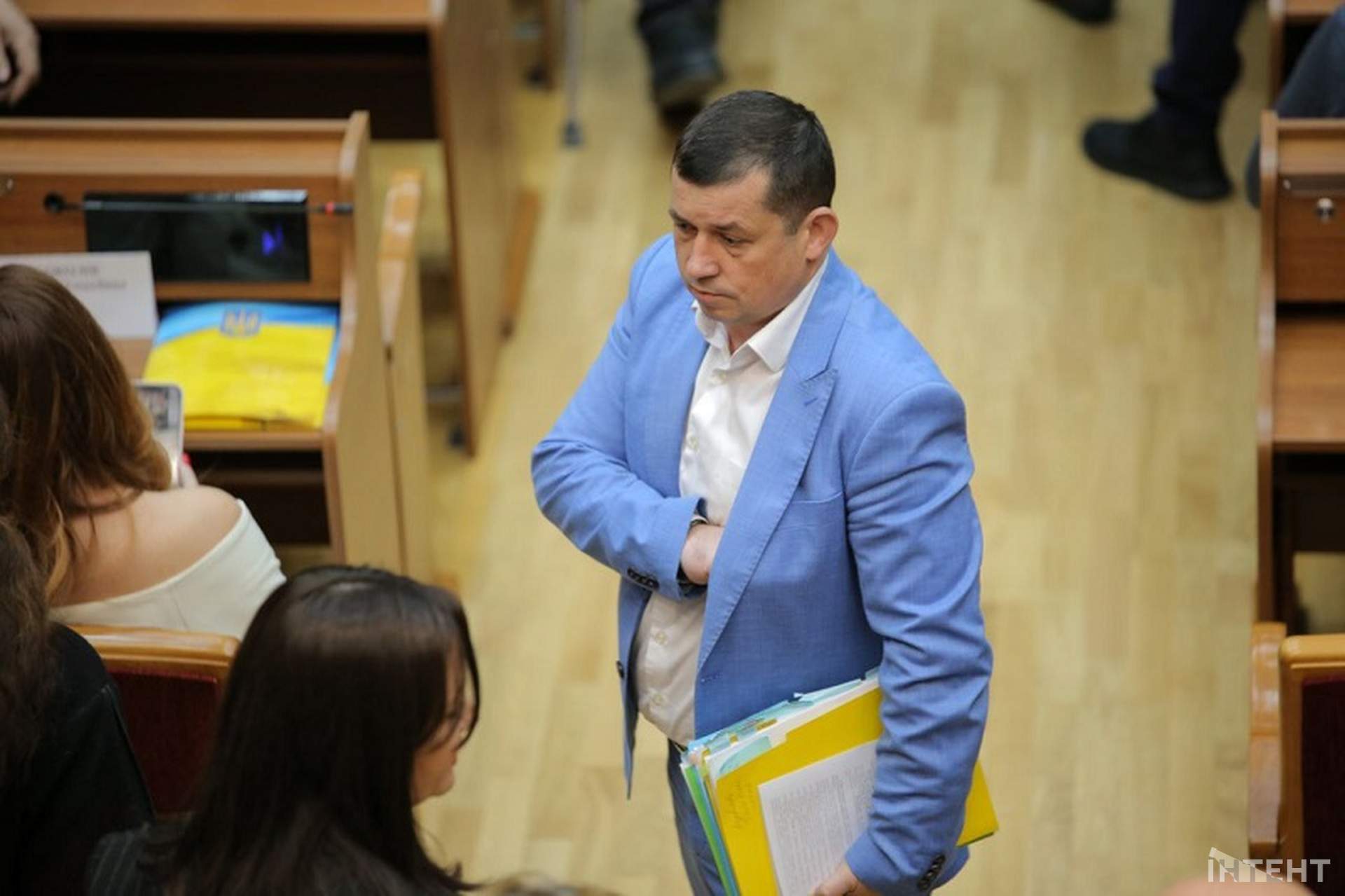 Шрапнель та невдалий перформанс: світлини з сесії Одеської облради