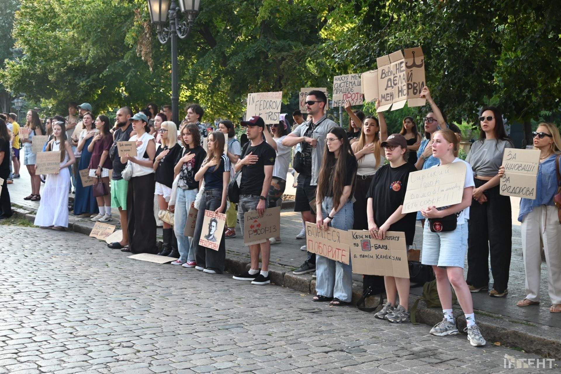 В Одесі в четвертий день протесту через відставку Федорова роздають наколоті апельсини