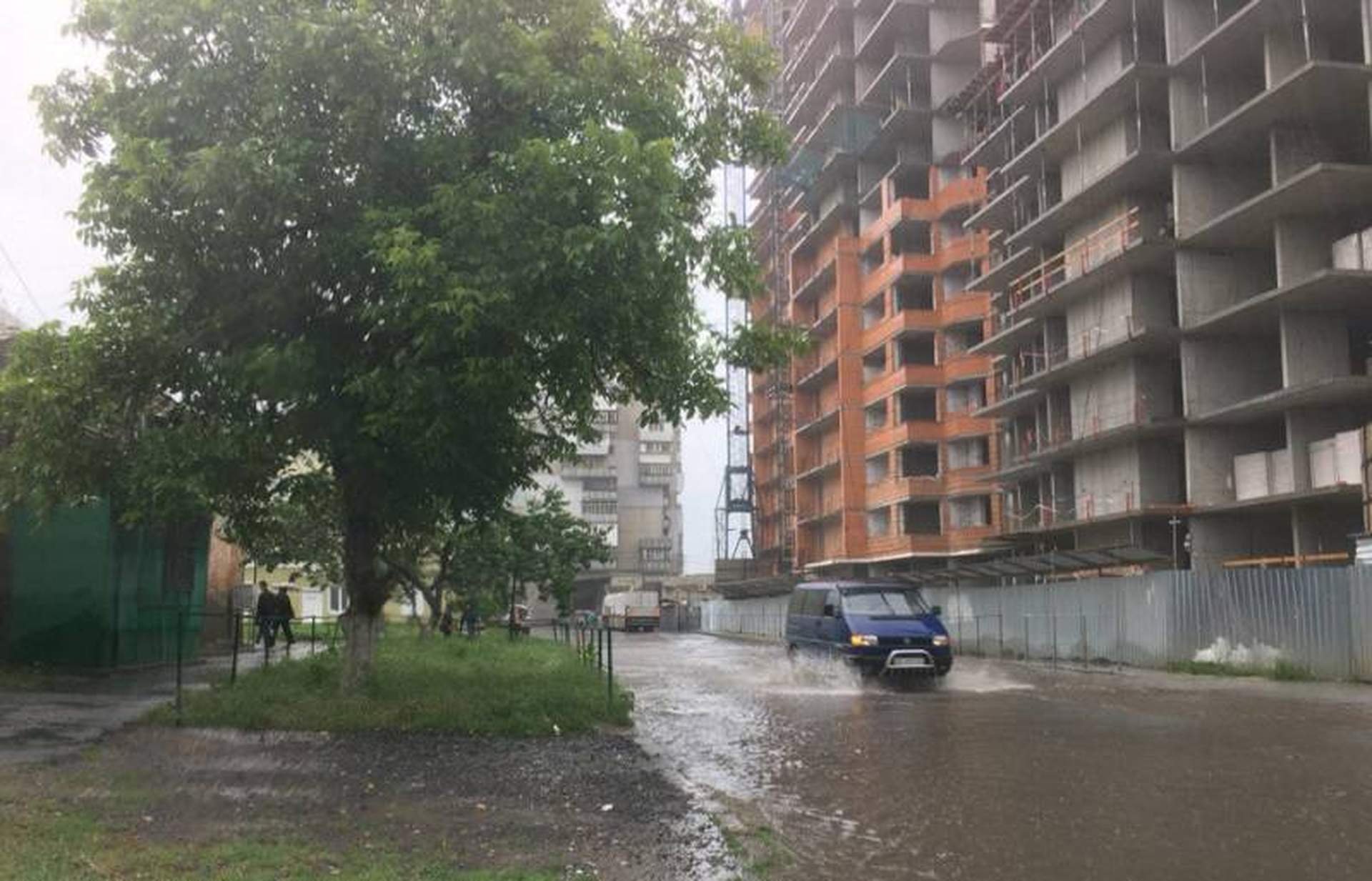 Ливень в Одессе. Дороги стали реками 