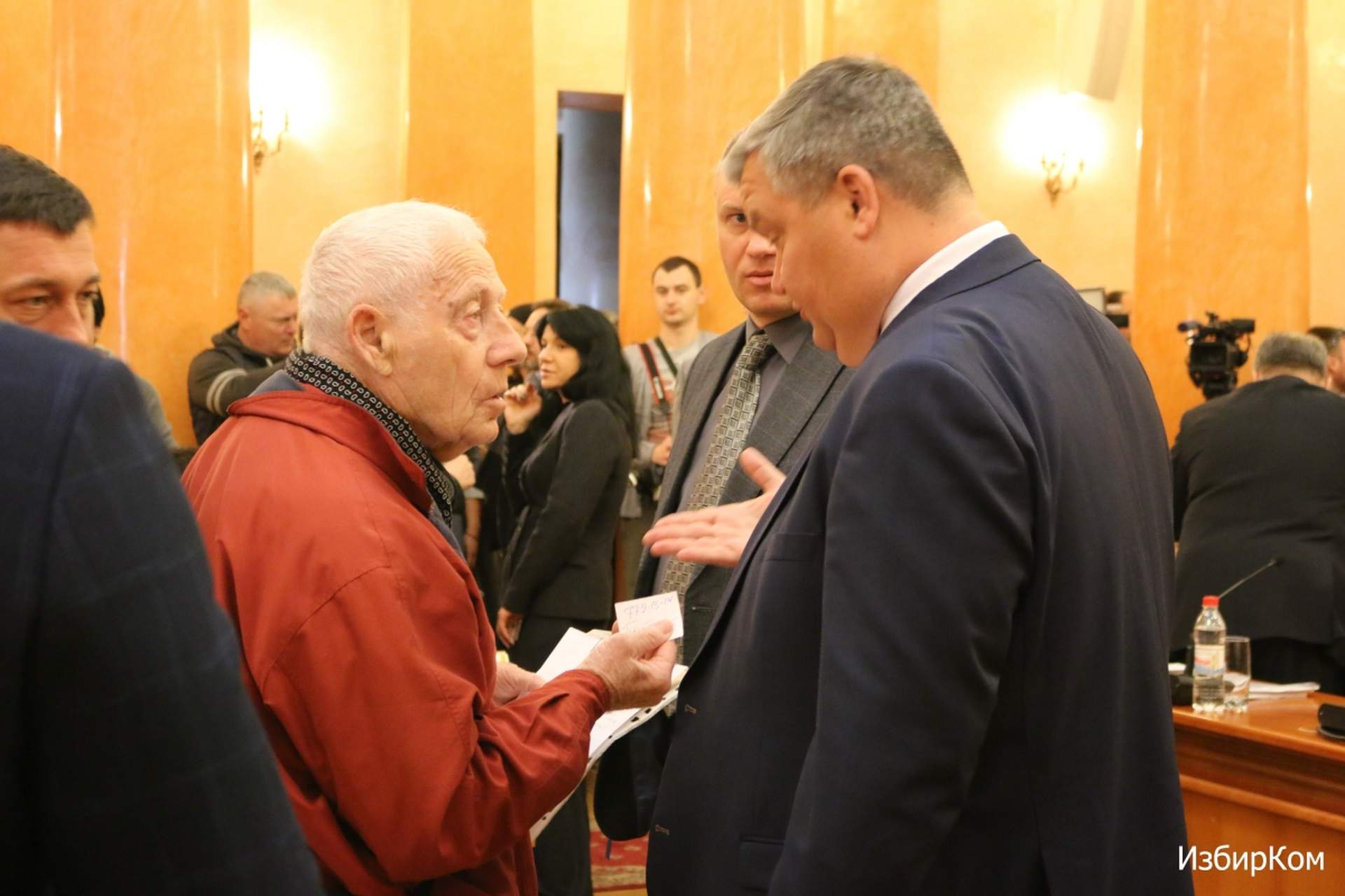 Сессия Одесского городского совета: "минирование", драка и повторное переименование улиц