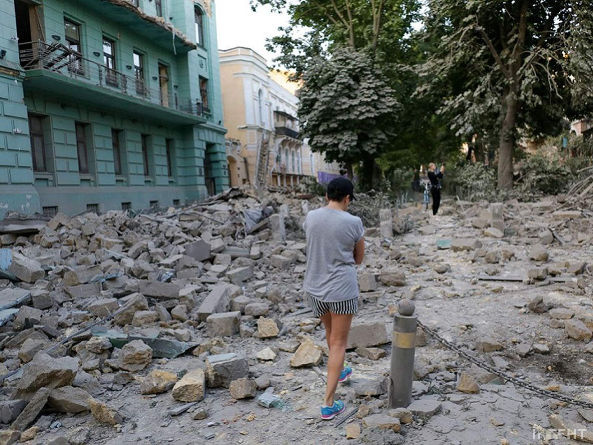 Наслідки нічної атаки росіян по Одесі в світлинах Інтента