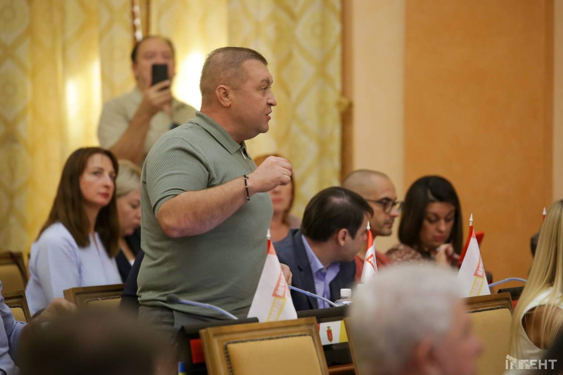 Бурхлива сесія та мітинг у світлинах Інтента